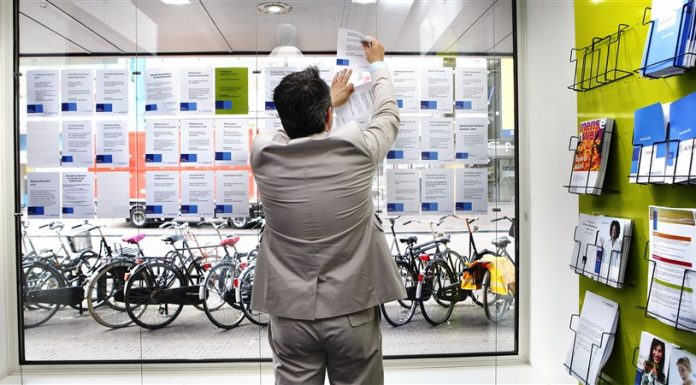 man pakt informatie folder