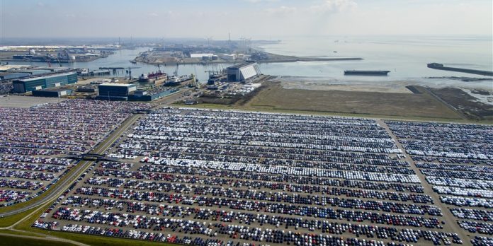 haven met geparkeerde autos