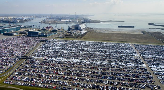 haven met geparkeerde autos