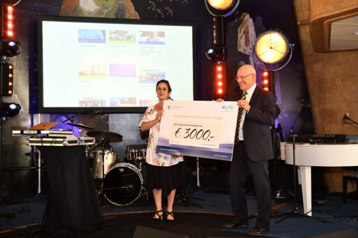 Mary Dotsch EIC en Ronals Schinagl HaVe cheque