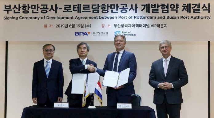 Signing warehous busan port authority distripark maasvlakte