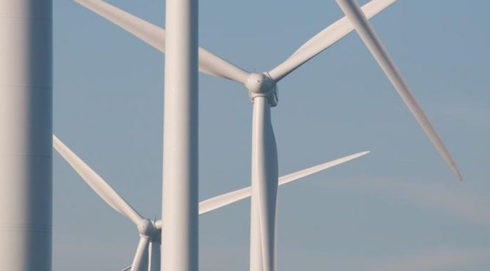windmolens met blauwe lucht