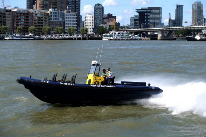 Havenbedrijf Rotterdam neemt supersnelle boot in gebruik