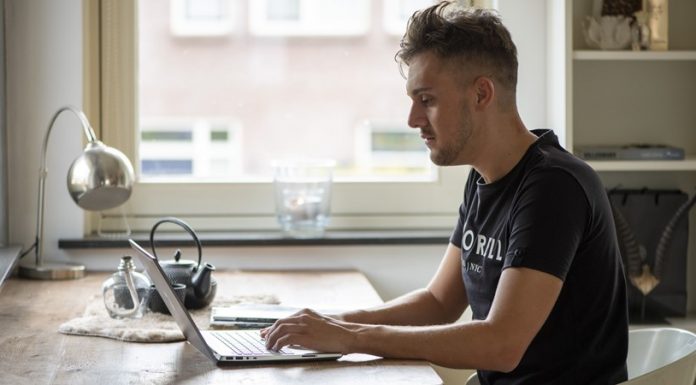 Persoon met laptop aan het werk