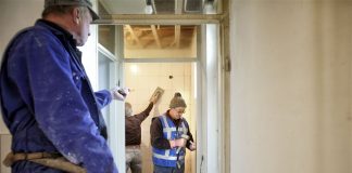 Timmermannen aan het werk in een te renoveren woning