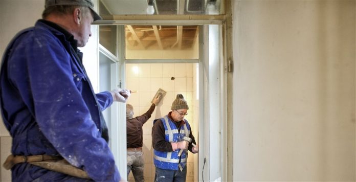 Timmermannen aan het werk in een te renoveren woning